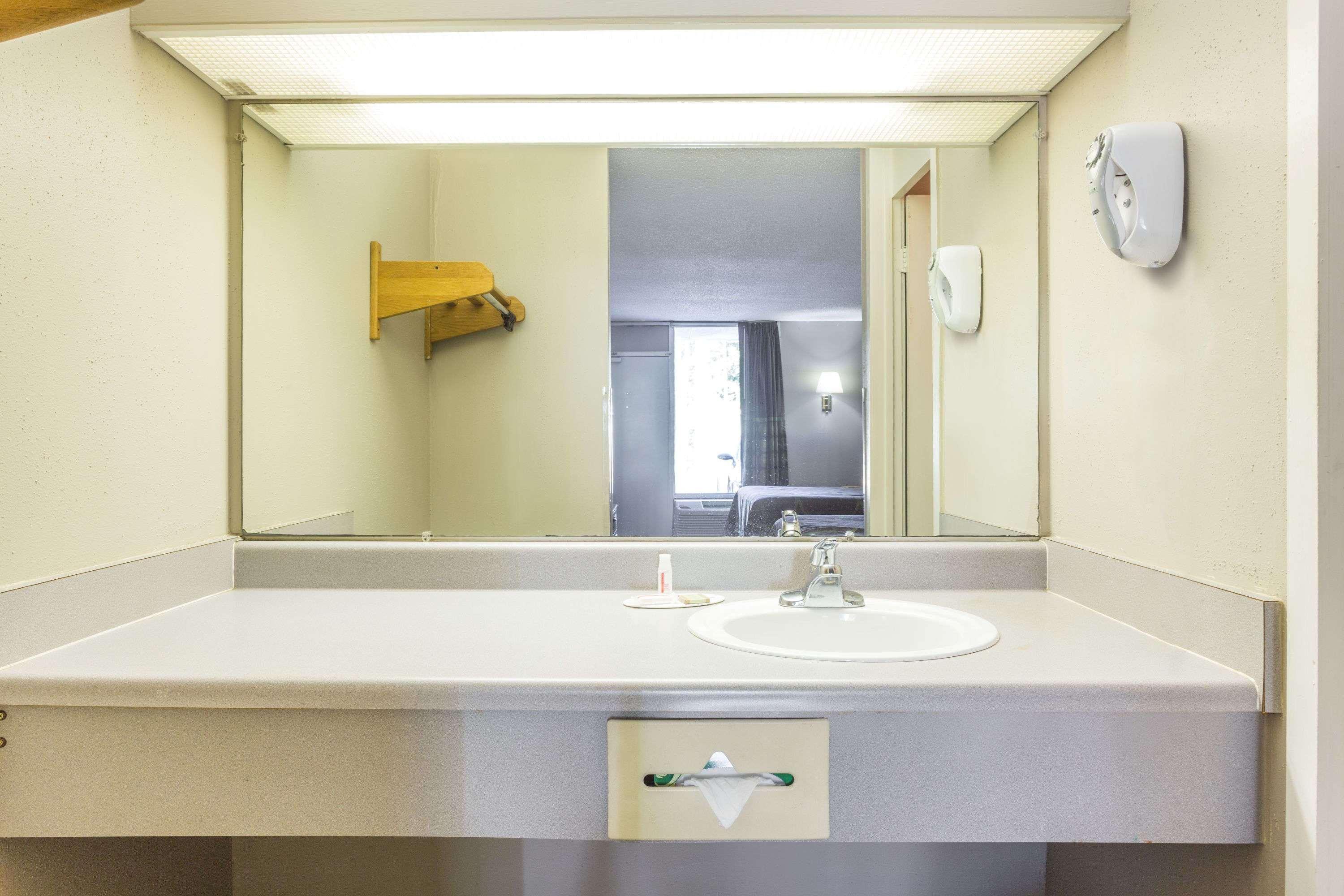 ซูเปอร์ 8 บาย วินด์แฮม คอมเมิร์ซ Hotel ภายนอก รูปภาพ