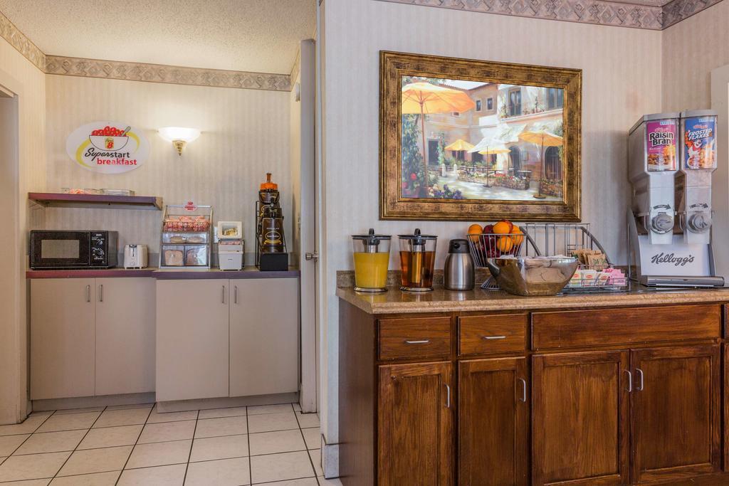 ซูเปอร์ 8 บาย วินด์แฮม คอมเมิร์ซ Hotel ภายนอก รูปภาพ